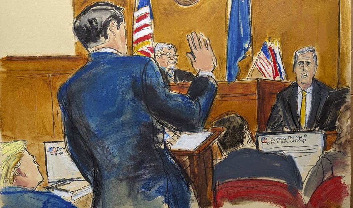 El abogado defensor Todd Blanche hace el gesto de "juramento" con la mano cuando interroga a Michael Cohen. A la izquierda el expresidente Donald Trump. Foto:AP