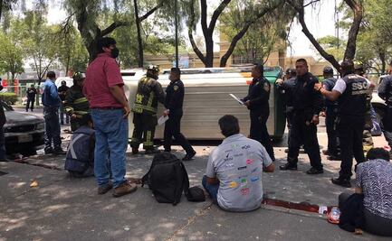 Combi ocasiona choque múltiple y vuelca sobre avenida Aquiles Serdán; hay 7 lesionados