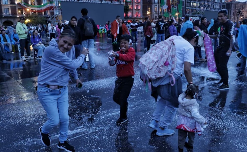 Juegan en el Zócalo de la CDMX previo al primer grito de Independencia por la presidenta Claudia Sheinbaum (15/09/25). Foto: Fernanda Rojas/EL UNIVERSAL
