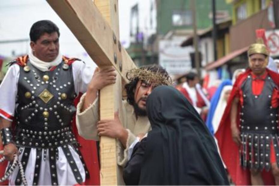 Acuden 15 mil personas al Viacrucis en Metepec