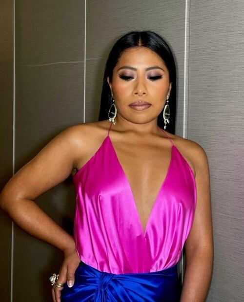 Yalitza Aparicio roba las miradas al conducir programa especial de los Golden Globes 2021