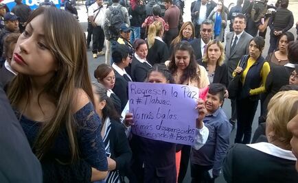 Personas con pancartas ingresan a Asamblea, minutos antes de comparecencia de delegado de Tláhuac 