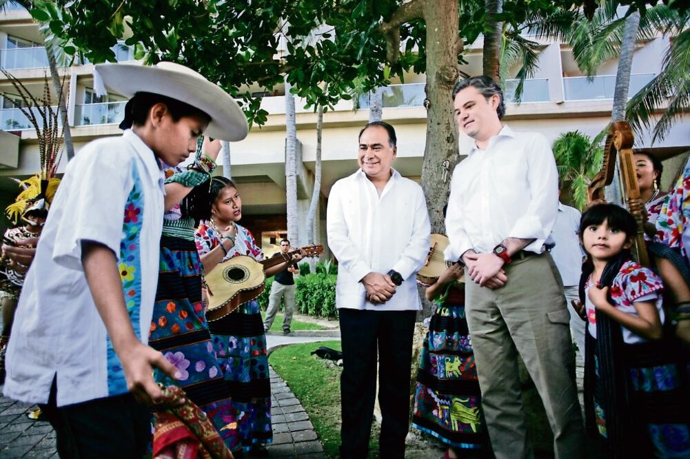 Héctor Astudillo Flores, gobernador de Guerrero, y Aurelio Nuño, secretario de Educación Pública, observan un baile regional que realizaron unos niños (IVÁN STEPHENS. EL UNIVERSAL)