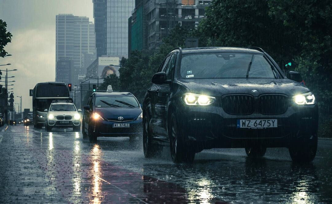 Las luces del auto previenen accidentes cuando llueve. Foto: Unsplash