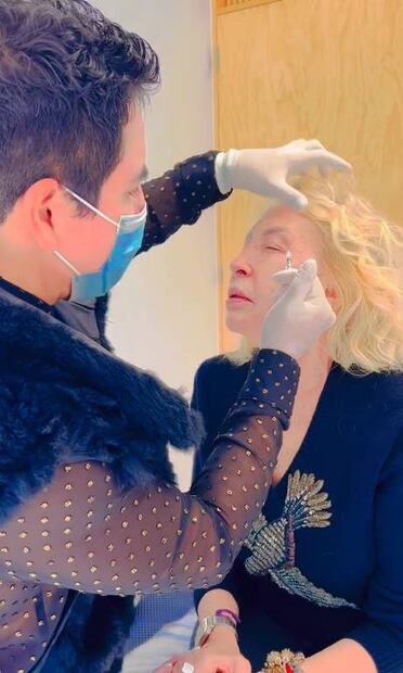 Laura Bozzo sufre, pero muestra cómo se inyecta bótox en el rostro