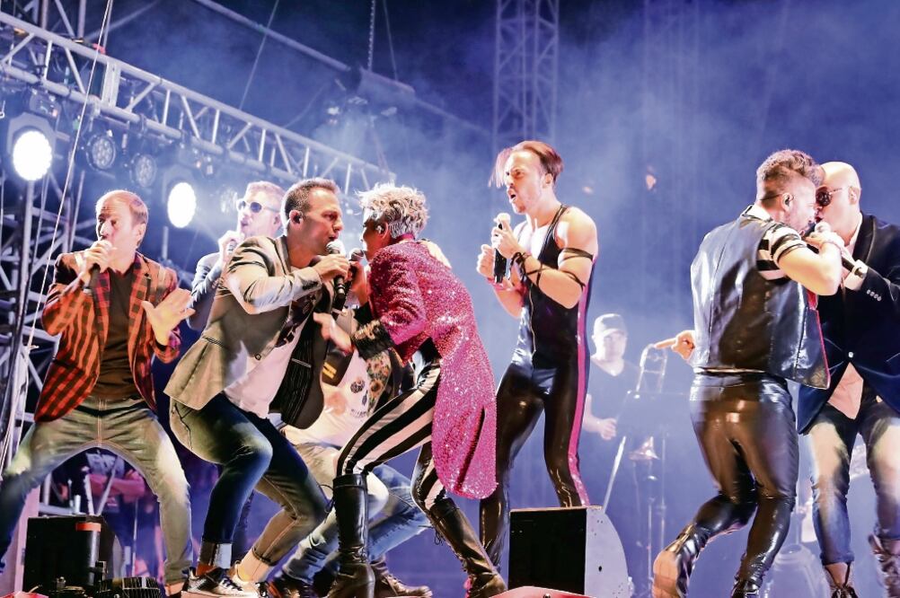 El espectáculo que fue enmarcado por un fastuoso escenario, con pantallas, videos, luces y sonido. (CARLOS REYES. EL UNIVERSAL)