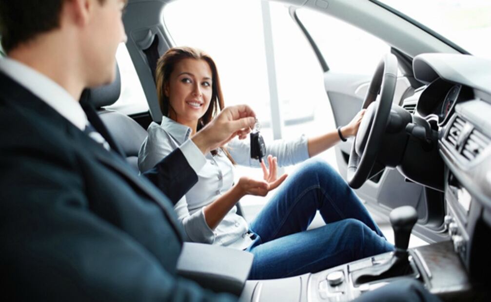 Impuestos al comprar un auto. Foto: Freepik