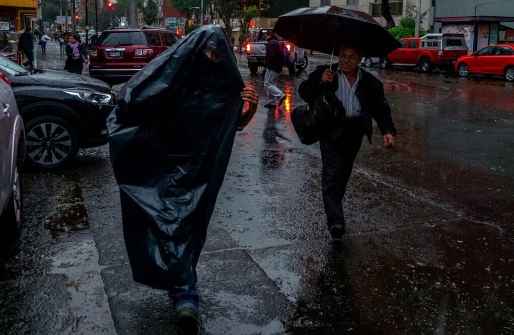 Lluvia, granizada y tormenta eléctrica sorprenden a los capitalinos . Foto Camila Mata