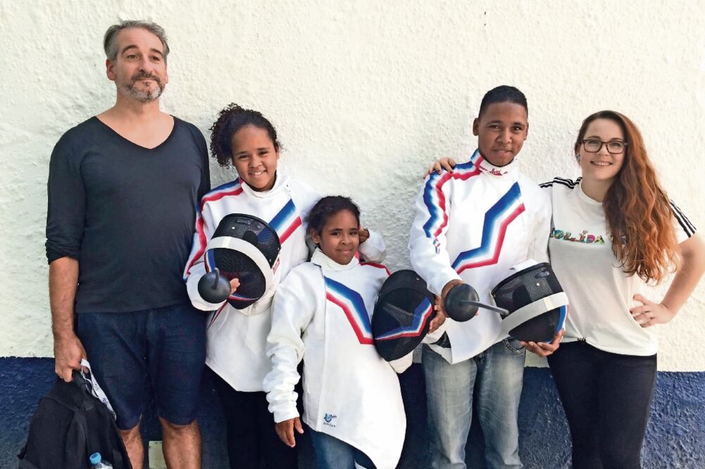 Jonathan Gonçalves Du Santos tiene 12 años (cuarto de izq. a der.), una hermana melliza, Ana Beatrix (segunda de izq. a der.), y otra que se llama Isabela, que tiene 8 años (JAVIER SINAY. EL UNIVERSAL)