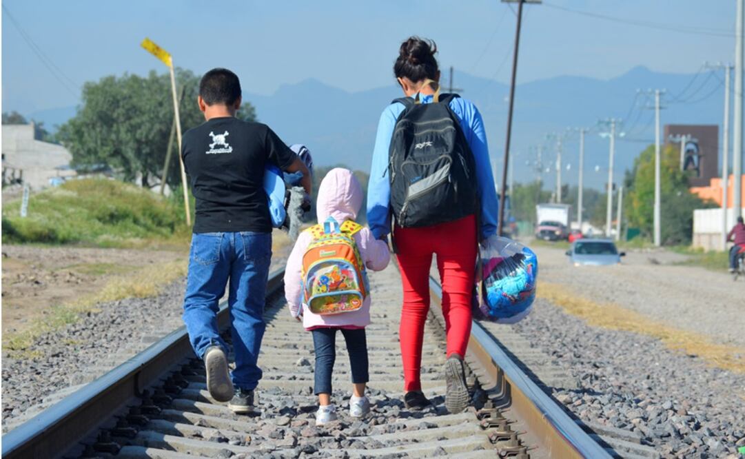 Maria (name changed), 16, from Honduras travels north with her younger siblings, expecting to cross the border near Tultitlán, Mexico, to the United States, to reunite with her family - Photo: Ojeda/UNICEF