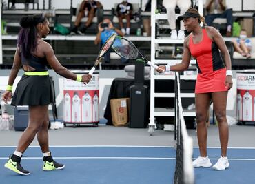 Serena Williams derrota a Venus en partidazo