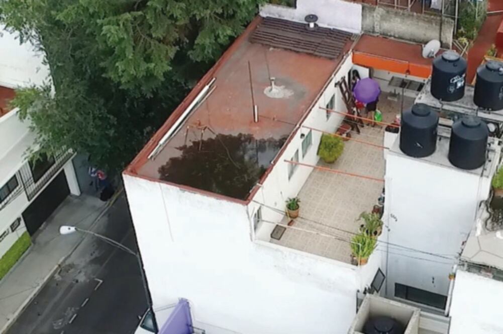 En los cuartos de azotea del edificio ubicado en el número 20 de la calle de Miami viven personas que se dedican al modelaje (ESPECIAL)