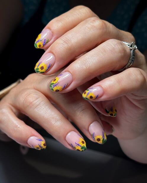 Girasoles en la punta de la uña, creando una reinterpretación de la punta francesa. Foto: Instagram @paiwaloves