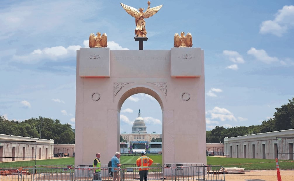 Una réplica a escala del Arco del Triunfo del presidente Donald Trump, en medio del National Mall, en Washington. Foto: AFP