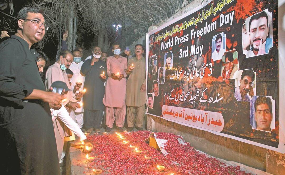 Periodistas paquistaníes, durante un homenaje a sus compañeros asesinados este año, en Hyderabad. Foto: Pervez Masih. AP
