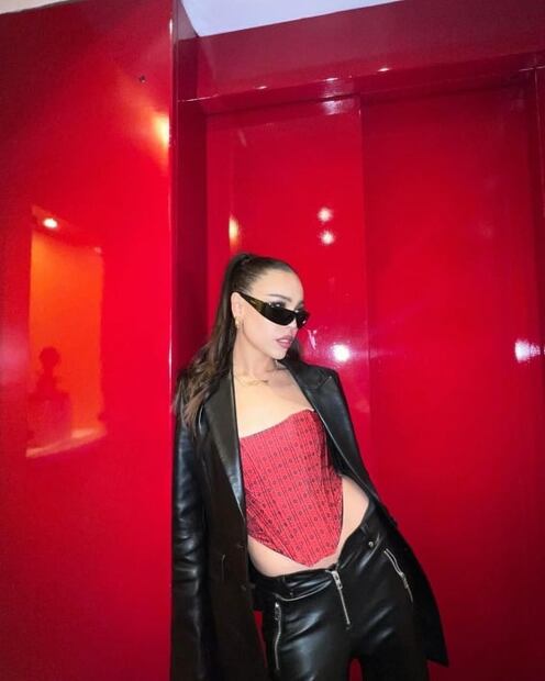 Danna Paola deslumbra con corset rojo y total look de cuero