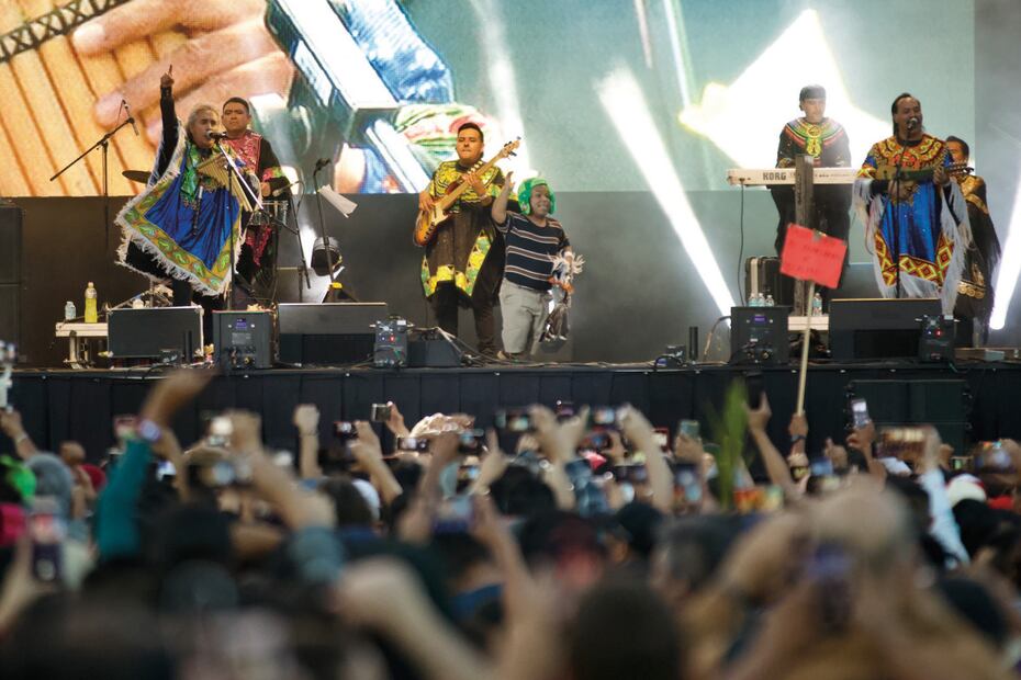 Desde Puebla, el grupo de cumbia andina puso sabor a la fiesta en el primer turno de la jornada, con temas como “Regresa a mí” y “Vivir sin ti”. Acompañados de su invitado “Medio Metro”, pusieron a bailar a todos. Foto: Germán Espinosa