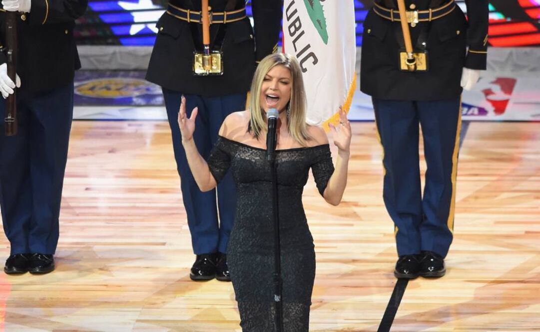 Fergie se presentó antes del partido NBA All Star  FOTO:AFP