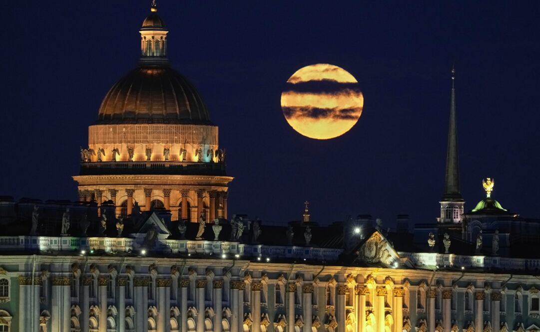 Durante la noche del 12 y parte de la madrugada del 13 de mayo, el cielo mexicano se vistió de magia con la aparición de la Luna de Flores.
Foto: EFE