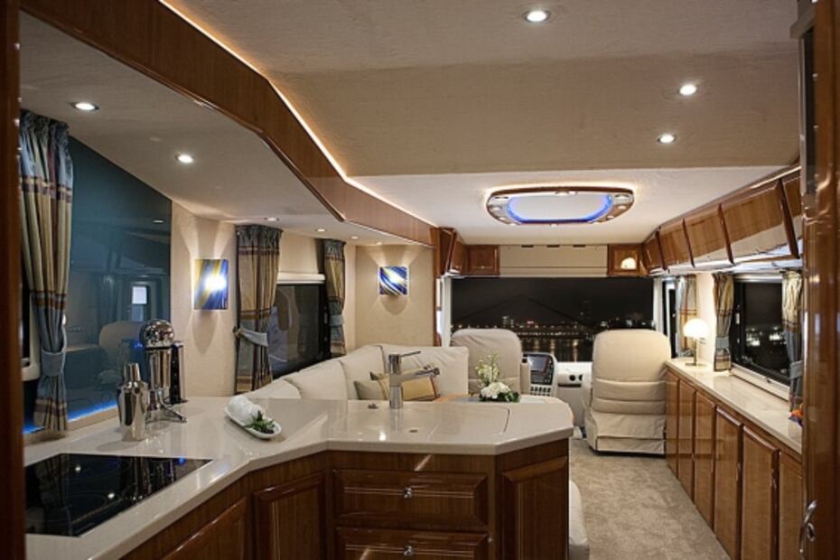 Conoce la casa rodante de lujo con espacio para guardar un Bugatti