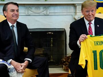 Trump y Bolsonaro intercambian camisetas de futbol con sus nombres
