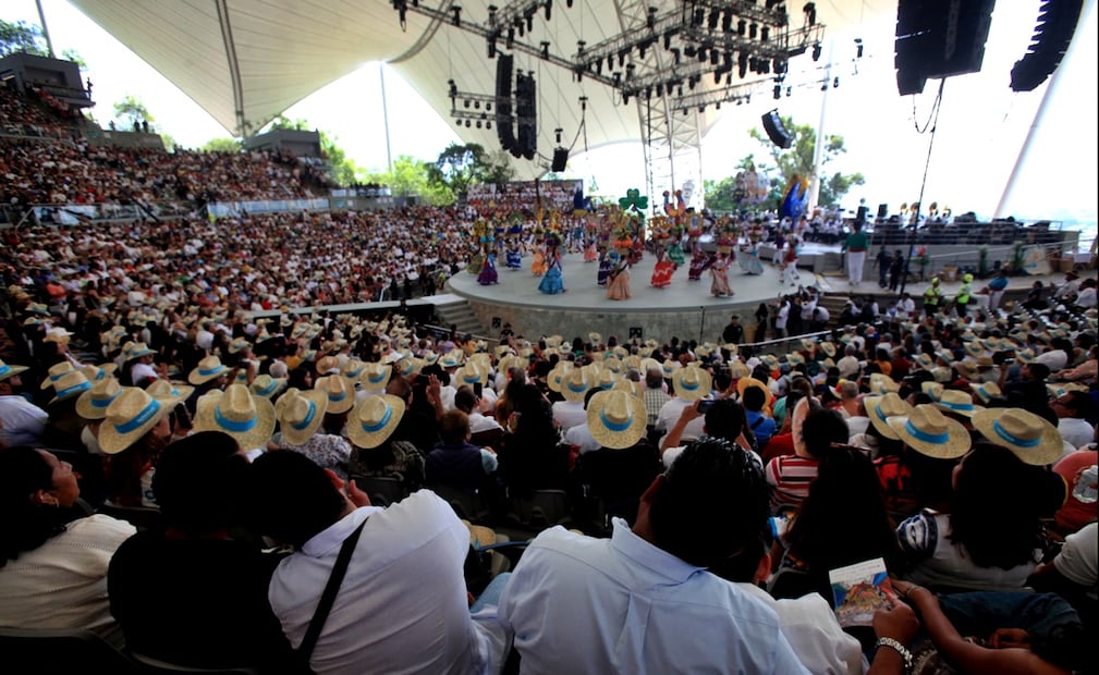 Danzantes bailan durante el inicio de las celebraciones de la Guelaguetza en Oaxaca, el lunes 21 de julio de 2025. Foto: Edwin Hernández/EL UNIVERSAL