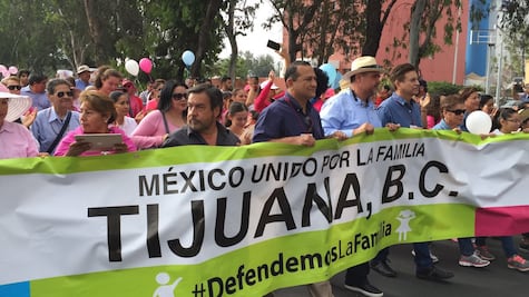 Rezan en marcha contra matrimonio igualitario en Tijuana