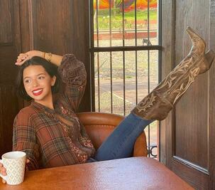 Ángela Aguilar impone tendencia con jeans de cadera baja