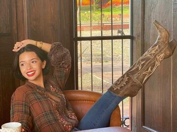 Ángela Aguilar impone tendencia con jeans de cadera baja