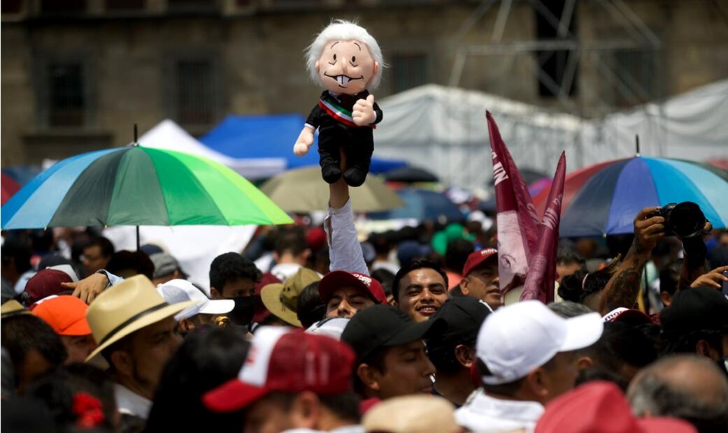 Simpatizantes del presidente López Obrador llegan al Zócalo capitalino. Foto: Germán Espinosa