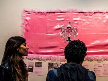 Artista "homosexualiza" la bandera peruana