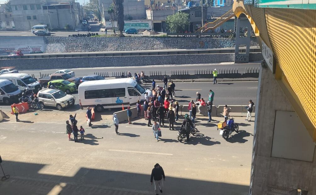 Bloqueo en autopista México-Puebla; exigen parada del trolebús elevado en Iztapalapa. Foto: Juan Carlos Williams