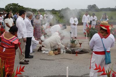 Ofrecen a la madre tierra aguardiente, pollo y tortillas para construir Tren Maya