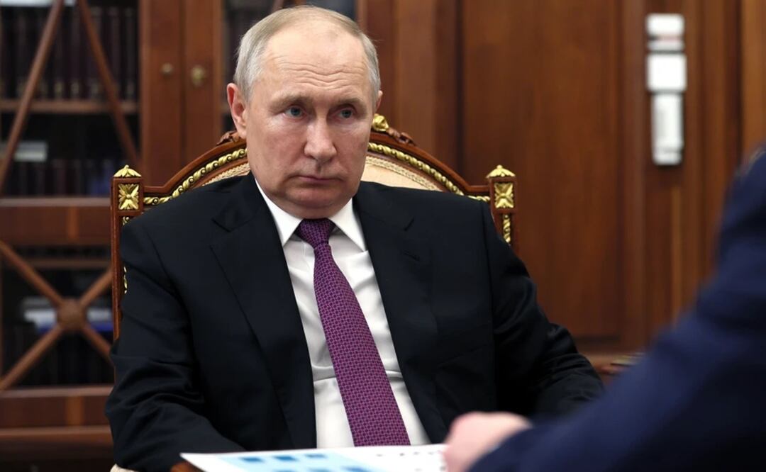 El presidente ruso Vladimir Putin escucha a Igor Shuvalov, presidente de la corporación estatal de desarrollo VEB.RF en el Kremlin, Moscú, miércoles 30 de agosto de 2023. Foto: AP