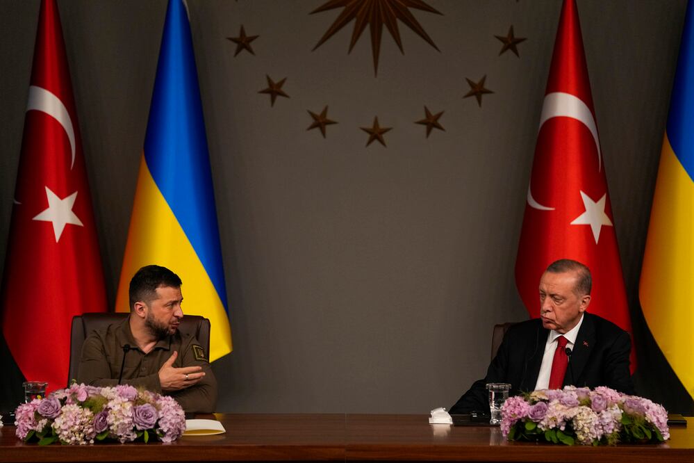 El presidente de Ucrania, Volodimir Zelensky (izq.), junto al mandatario de Turquía, Recep Tayyip Erdogan, durante una conferencia de prensa conjunta luego de su reunión en Estambul. Foto: AP