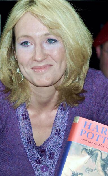 La autora J. K. Rowling se asoma por la ventana de un tren bautizado “Expreso de Hogwarts” en la estación ferrocarrilera de King’s Cross, en Londres, el sábado 8 de julio del 2000 con su libro “Harry Potter y el Cáliz de Fuego”, el cuarto de la popular serie infantil. AP Photo/Alastair Grant.