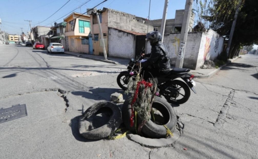 Adornan bache con "árbol de navidad" tras un año sin repavimentación en Toluca