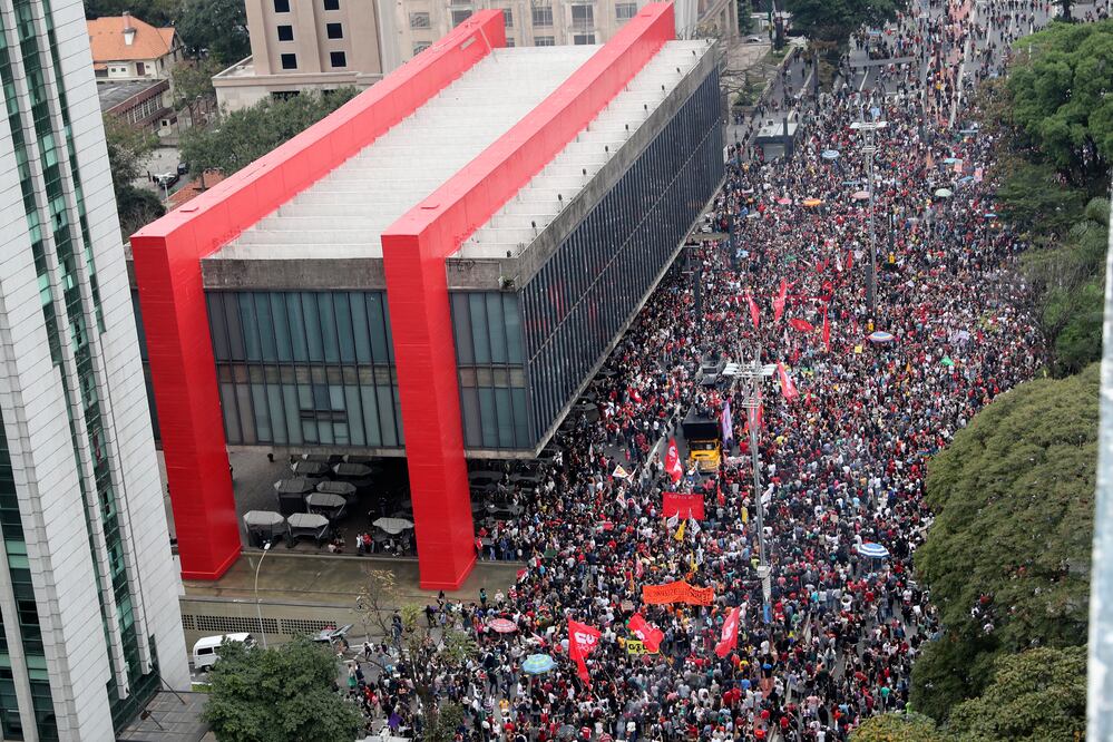 Simpatizantes de la destituida presidenta brasileña Dilma Rousseff protestan en Sao Paulo (Foto: EFE)