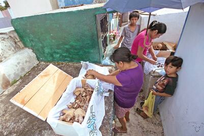 El  pueblo que cada año  limpia las osamentas de sus difuntos