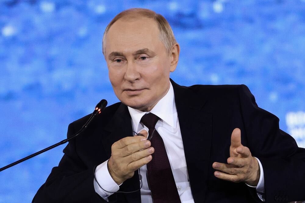 En esta imagen, distribuida por la Fundación Roscongress, el presidente de Rusia, Vladimir Putin gesticula mientras interviene en la sesión plenaria del Foro Económico Oriental, en Vladivostok. Foto: AP