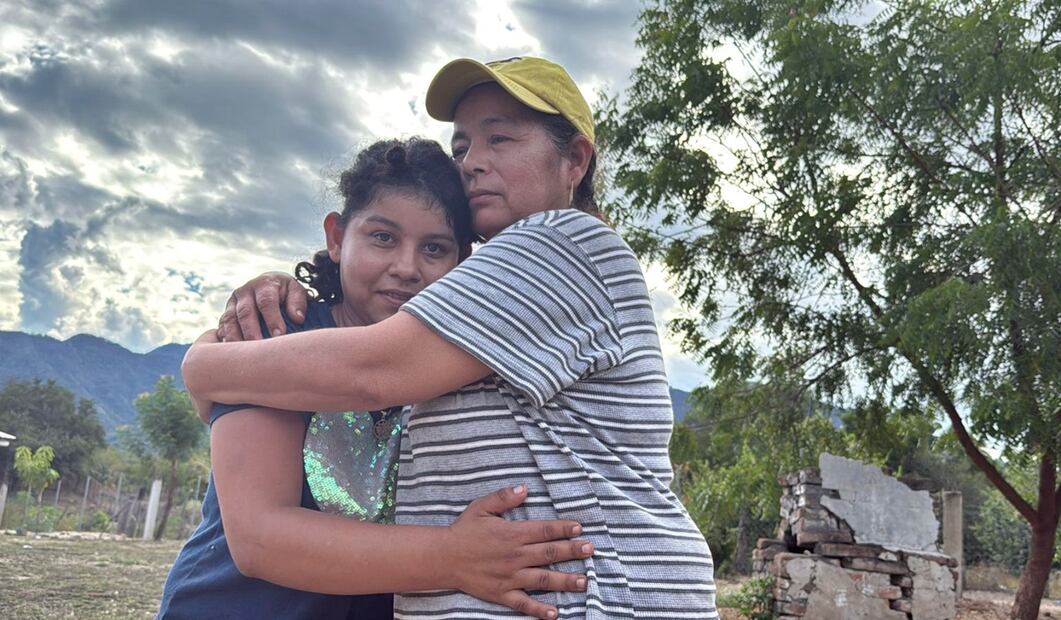 Habitantes de comunidades rurales de Apatzingán y Buenavista retornan a sus casas al ver la presencia de fuerzas estatales y federales. Foto: Carlos Arrieta/EL UNIVERSAL