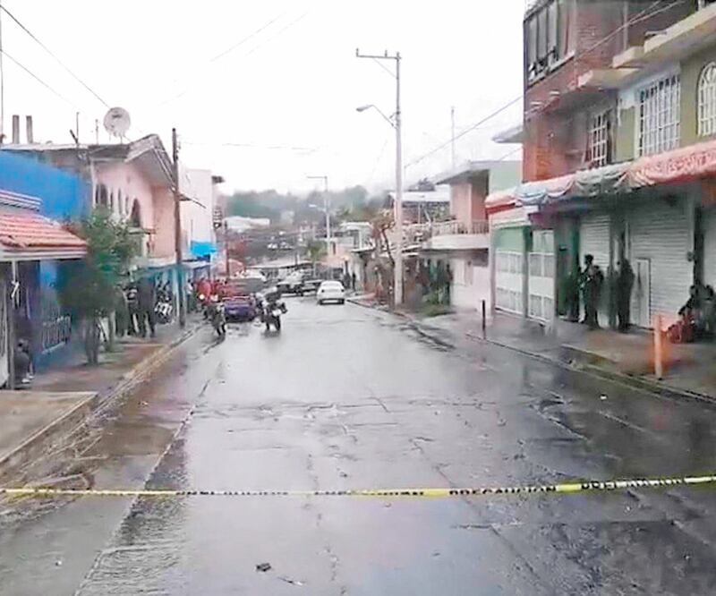 Vista general de la zona en la que se ubica el local donde ocurrió el ataque en la ciudad de Uruapan. Foto: EFE