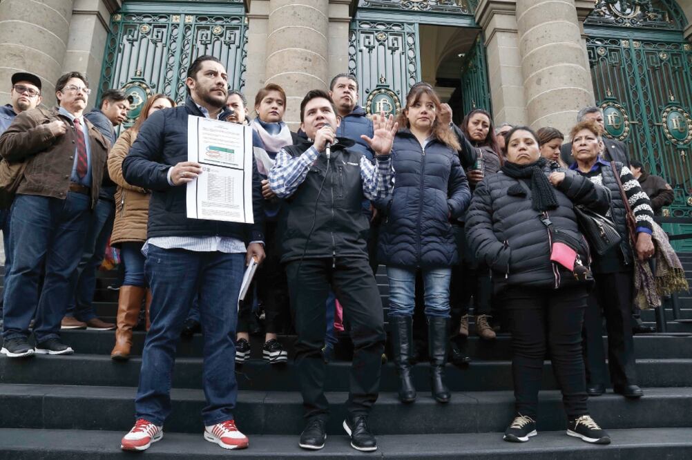 Anomalías. Los inconformes se manifestaron en las escalinatas del Congreso capitalino para externar su petición. Foto: AGUSTÍN SALINAS. EL UNIVERSAL