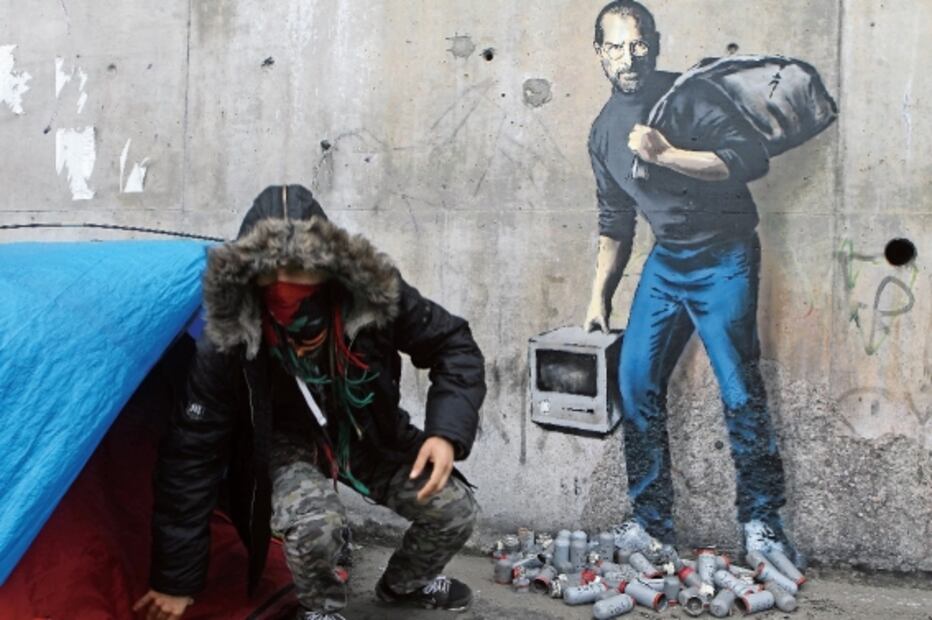 Con arte sobre migración, Banksy recauda fondos para hospital en Belén