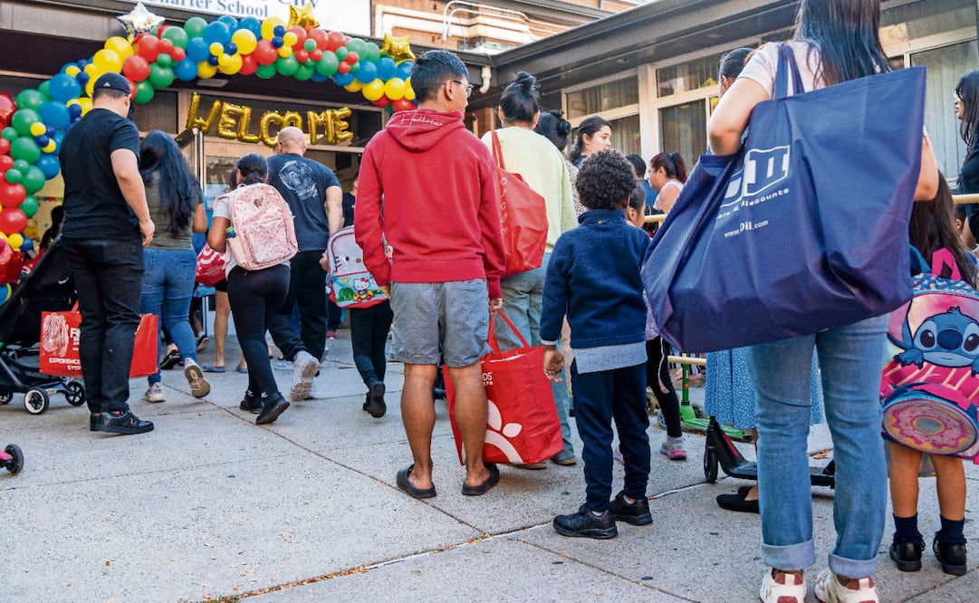 Estudiantes acompañados de familiares llegan para asistir al inicio de clases en una escuela pública en Nueva York. Foto: Ángel Colmenares / EFE