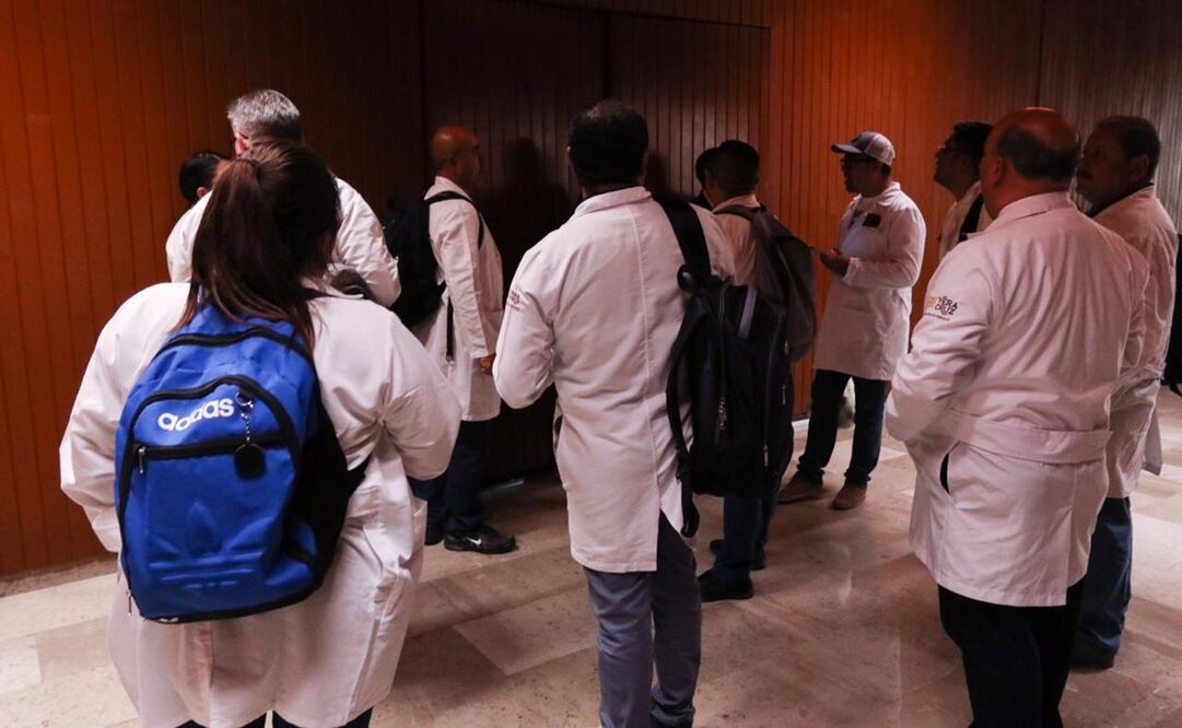 El cierre de los accesos se dio con todos los diputados, visitantes y trabajadores dentro del recinto legislativo. Foto: Iván Stephens / EL UNIVERSAL