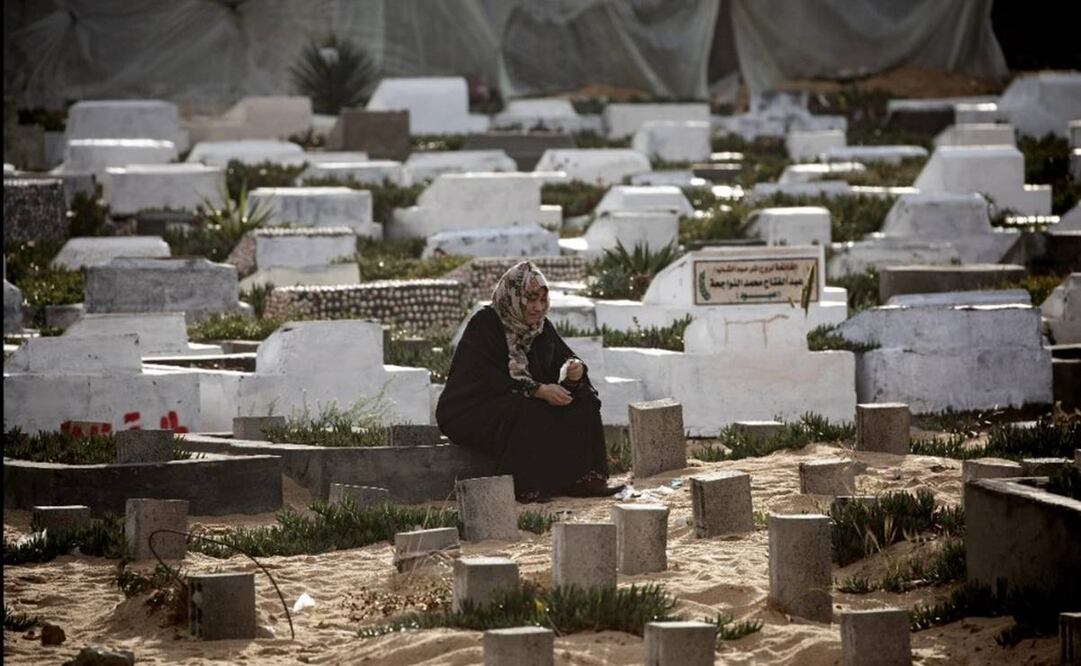 Una mujer palestina desplazada visita la tumba de un ser querido el primer día de Eid al-Fitr en el campamento de Rafah, en el sur de la Franja de Gaza. Foto: EFE