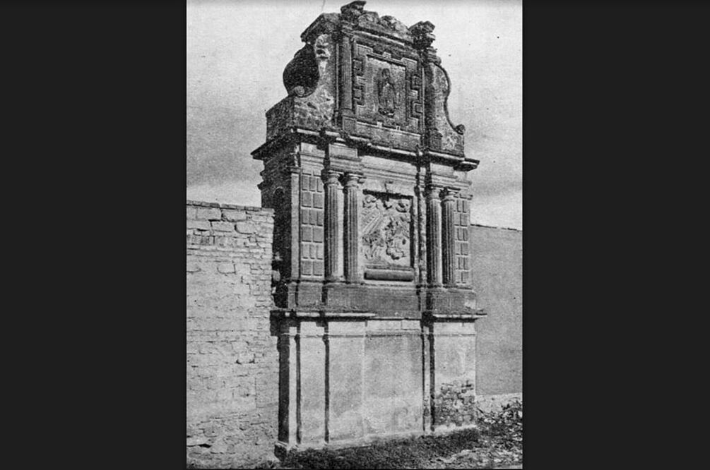 Una fotografía antigua en la que figura el primer misterio glorioso, que lleva por nombre “La Encarnación del Hijo de Dios. En la imagen se aprecia a la escultura endosada a una barda de una construcción contigua. Hoy se conserva en pie, ya sin la barda que la aprisionaba. Imagen: Col. Villasana-Torres