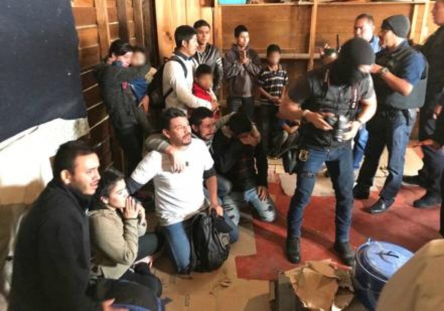 Rescatan ilesos a 22 migrantes; caen 3 plagiarios