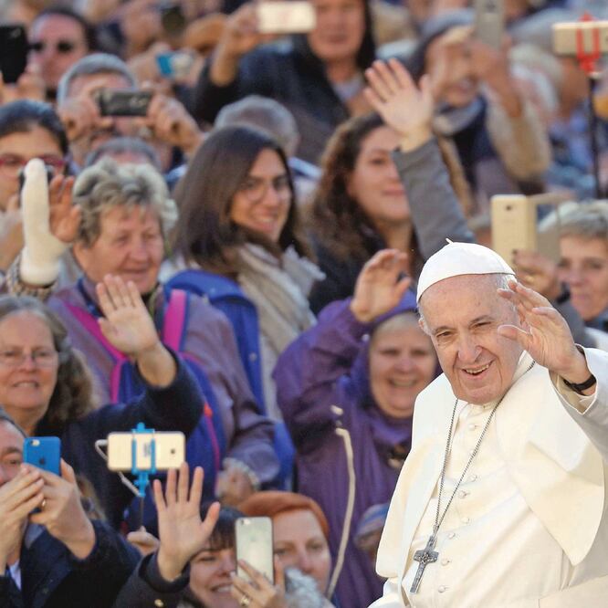 El papa Francisco encabezó ayer la audiencia general de los miércoles en la Plaza de San Pedro, en El Vaticano. Foto: MAX ROSSI. REUTERS